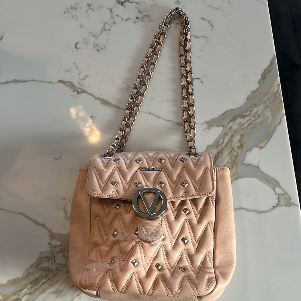 Valentino beautiful bag peach colour , in very good condition 🌸
